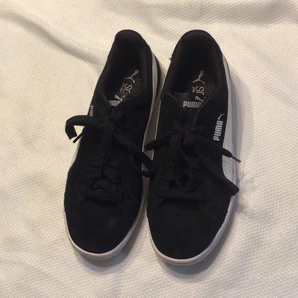 Men’s classic black and white Puma sneakers